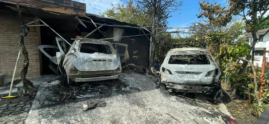 Auto elettrica prende fuoco nella notte a Treviso: danneggiato box e altra auto [VIDEO]