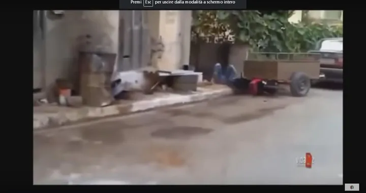 Con il ciclomotore contro un rimorchio [Video]