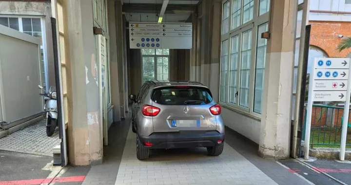 Entra con l'auto nell'ospedale e la parcheggia in corridoio: era già successo nel 2020