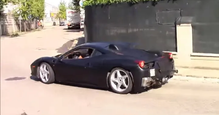 Ferrari ibrida: un prototipo "beccato" durante un test su strada. [Video]