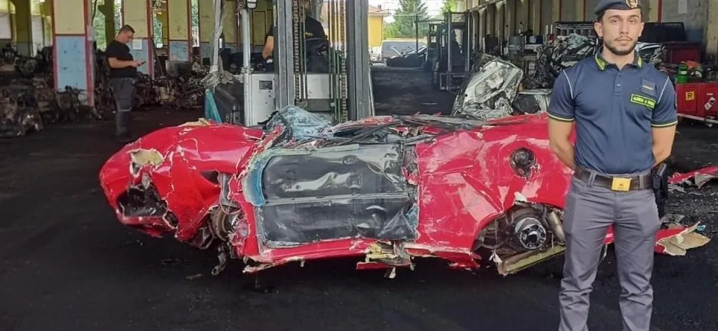 Avevano trasformato una coupé giapponese in una Ferrari: sequestrata e demolita