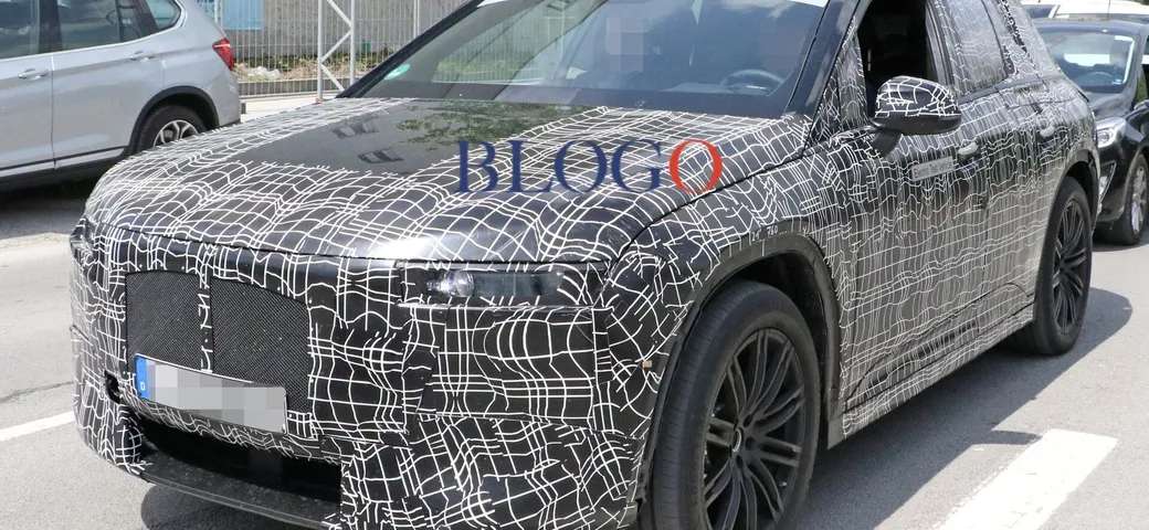 BMW i5: foto spia del SUV elettrico