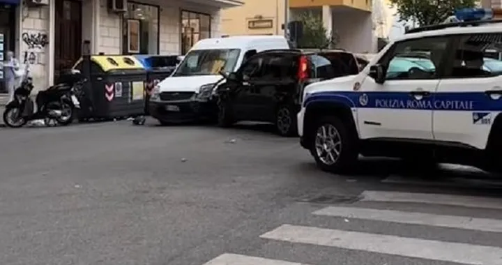 Buca il rosso e scappa dalla Polizia locale: causa un incidente