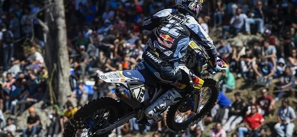 Mondiale MX-GP 2015: Nagl torna sul gradino più alto del podio. Seguono Desalle e Cairoli.
