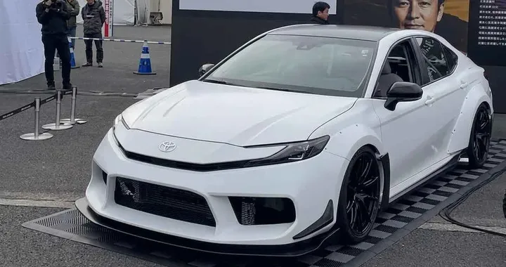 Toyota Camry GR, il prototipo da oltre 700 CV con due motori e sette cilindri