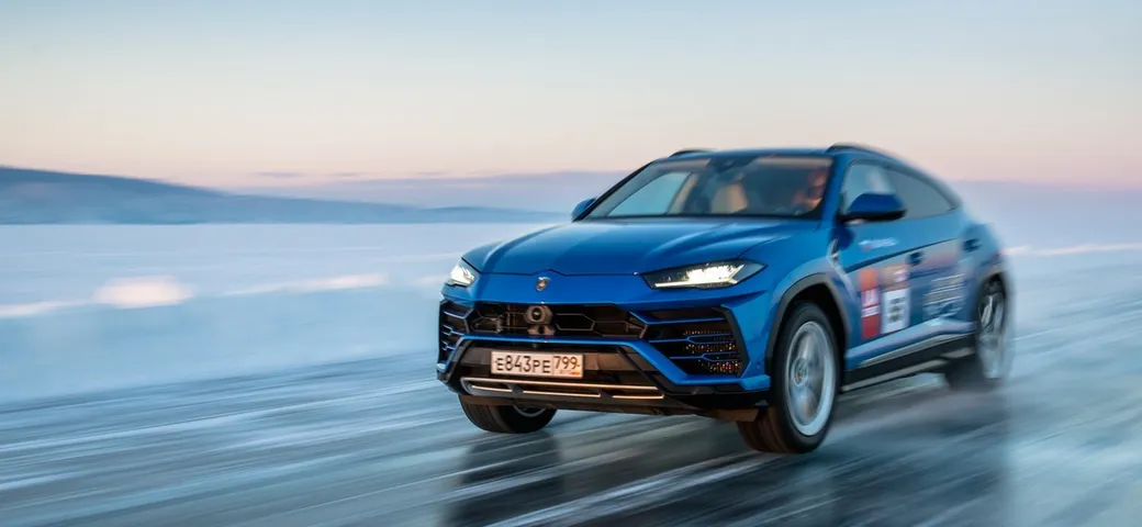 Lamborghini Urus: record di velocità sul ghiaccio del lago Baikal