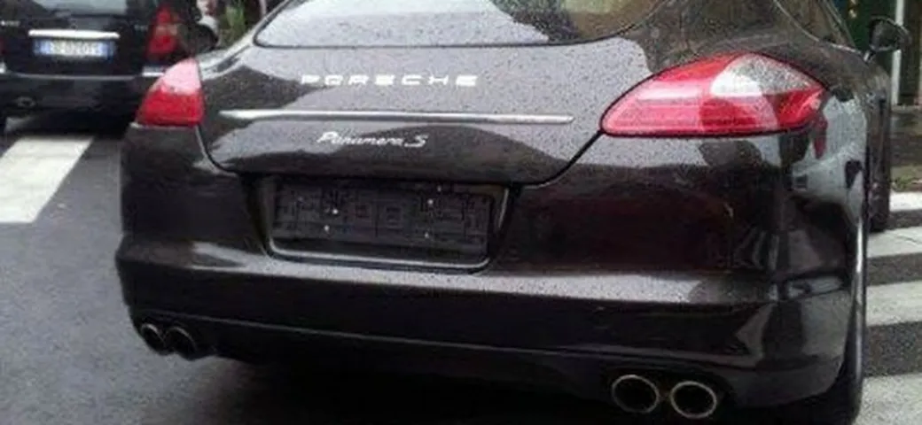 Auto su strisce senza targa: furto, furbata o fake?