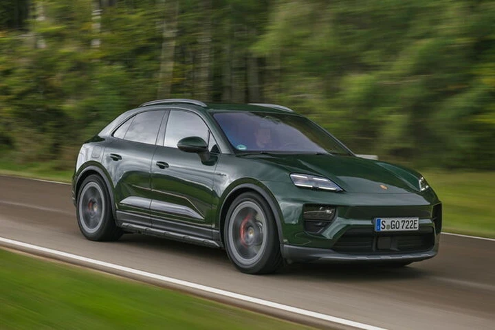 Per combattere il calo di vendite, Porsche torna alle origini: Macan a benzina