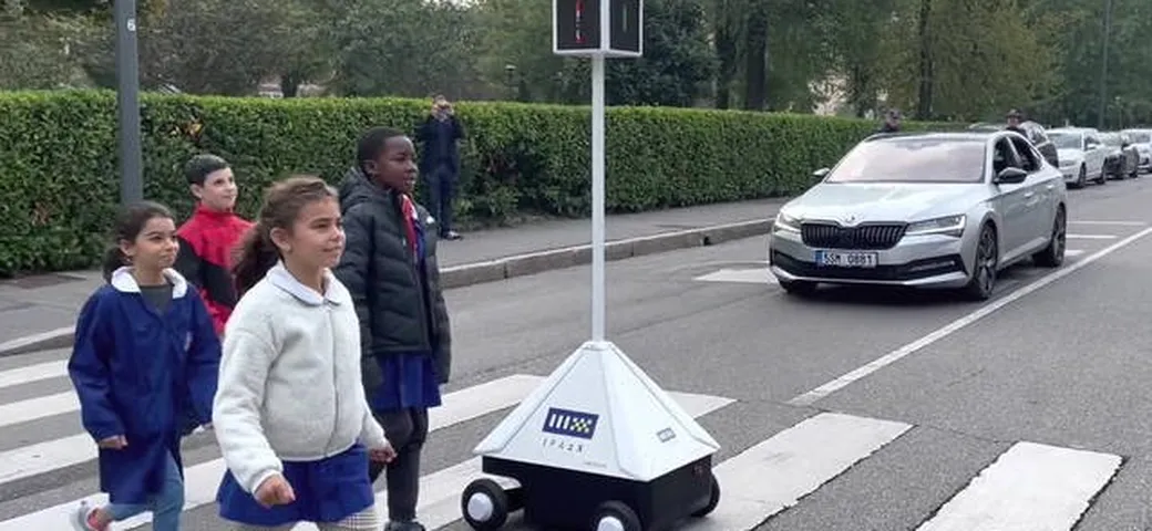 Milano: arriva il robot che aiuta ad attraversare la strada [Video]