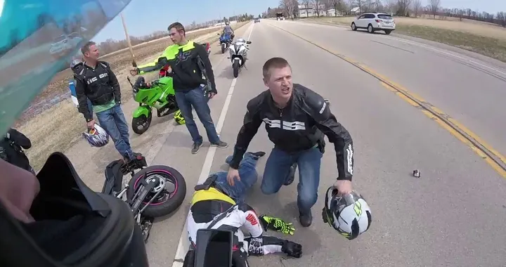 Motociclista investe un cane. Tragedia sfiorata...