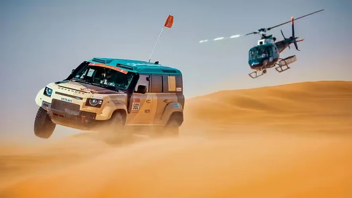 Il Defender della Dakar diventa stradale: ha 635 CV e un “Flight Mode”