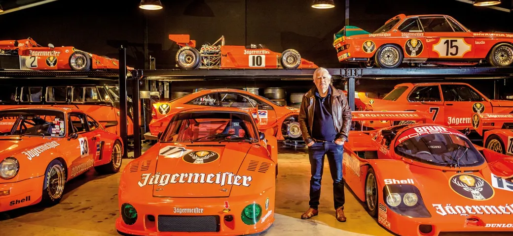 Porsche: auto da collezione Jägermeister in un garage