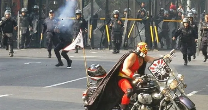 Luchador protesta sindacale in Messico