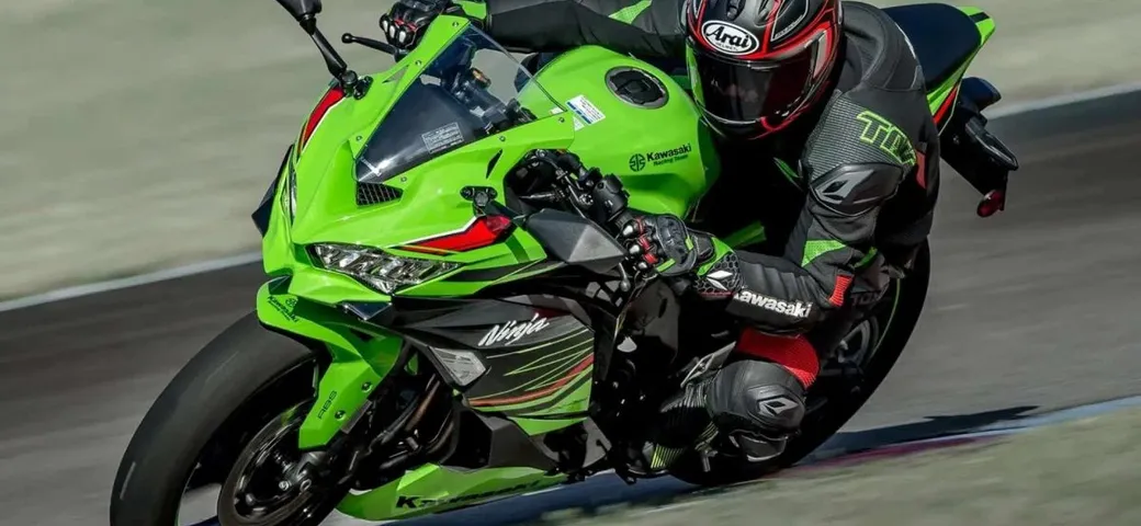 Ninja ZX-4R per neopatentati: la Kawasaki da 48 CV che ruggisce oltre i 15.000 giri