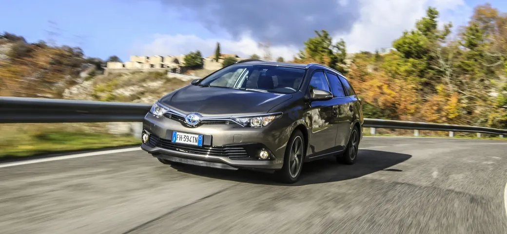 Auto ibride: scopriamo come si guidano con Toyota Auris Hybrid