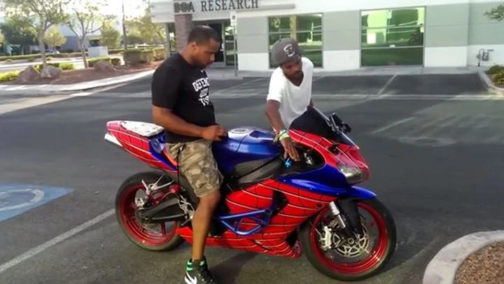 Epic Fail: guida la moto di Spiderman e va a sbattere [Video]
