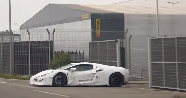 Lamborghini ibrida erede dell'Aventador: il video spia
