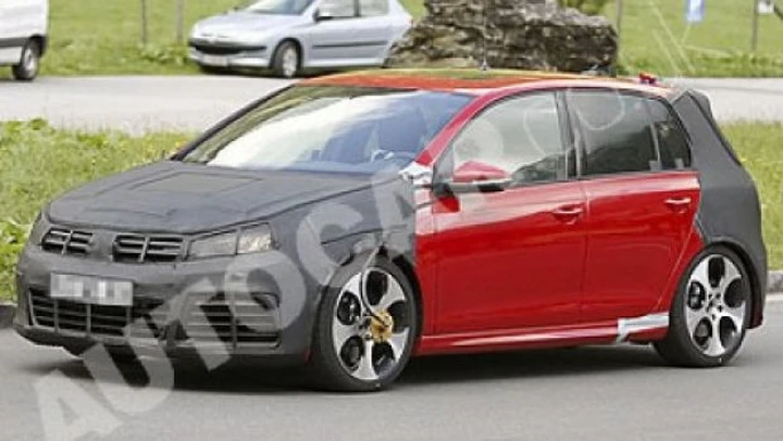 Volkswagen Golf R20: foto spia in pista