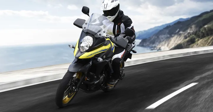 Suzuki V-Strom 650 2022, la crossover si rinnova: caratteristiche e foto