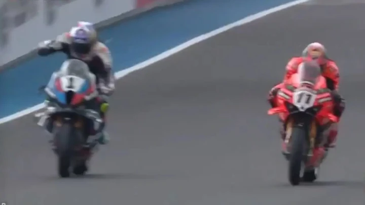 Mondiale Superbike: Nicolò Bulega batte Toprak Razgatlioglu a Most [VIDEO]