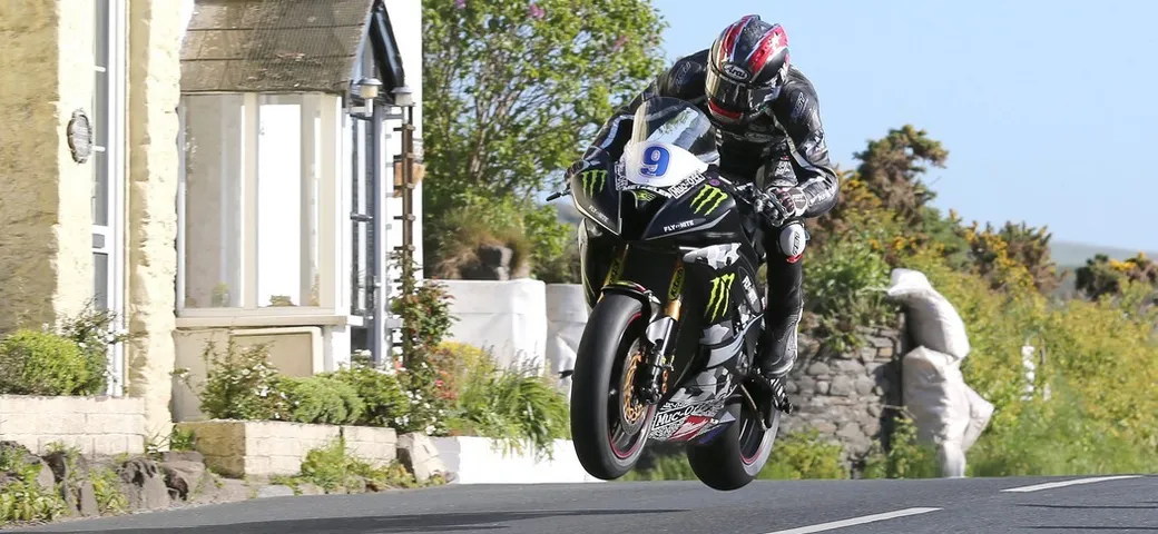 TT 2015: Ian Hutchison doppietta in Supersport e vittoria in Superstock [FOTO]