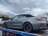 Corre a 215 km/h con una cabrio sportiva: non finisce bene
