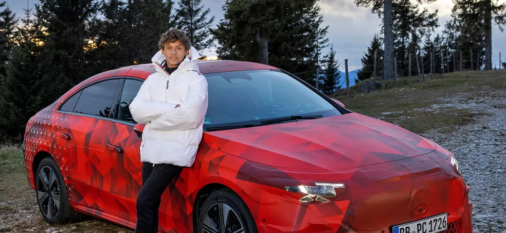 Kimi Antonelli sulla neve con la Mercedes-Benz CLA per un video di Natale