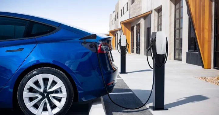 Hertz e il paradosso dell’auto elettrica: una Tesla Model 3 e la tassa sul carburante