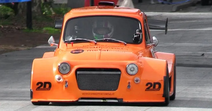 Auto spinte da motori motociclistici