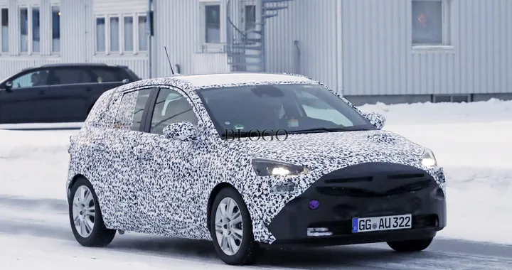 Opel Corsa: foto spia sulla neve