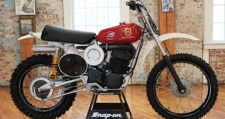 Husqvarna 400 CR 1975: restauro e storia dell'icona motocross
