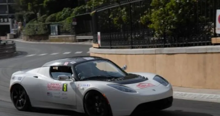 Lotus: prolungato l'accordo con Tesla per la produzione della Roadster