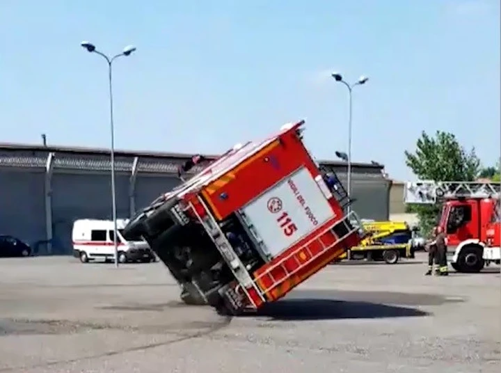 Vigili del Fuoco: autobotte si ribalta durante esercitazione [Video]