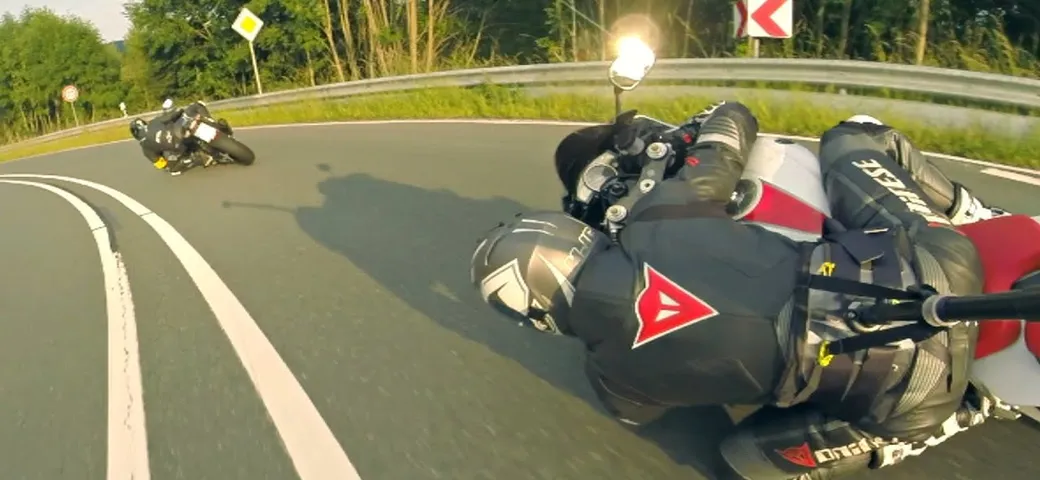 Very Fast Yamaha R1 Biker Chases R6 On The Nordschleife