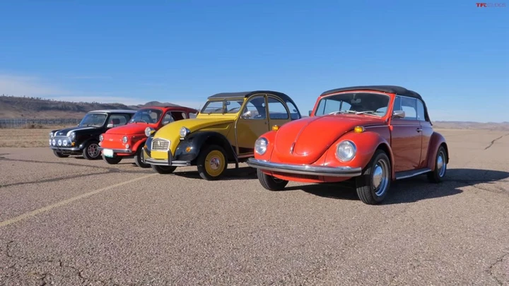 Drag race lenta: 500 vs Maggiolino, Mini e 2CV [Video]