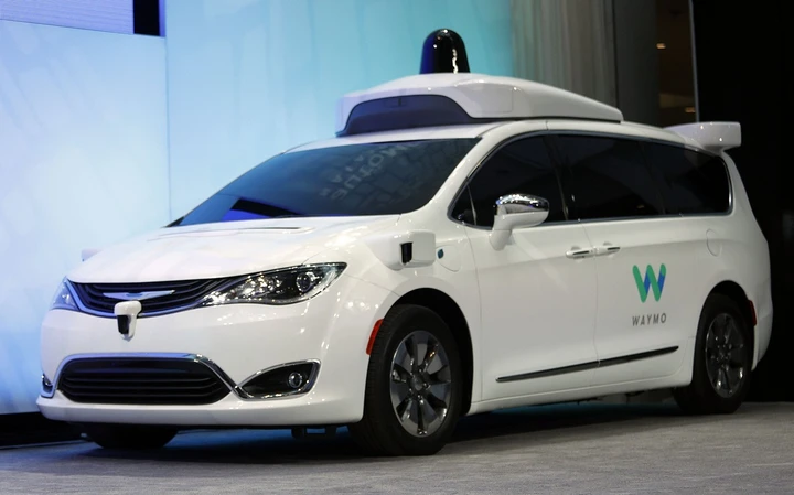 Guida autonoma: per andare a ritirare la spesa, una Chrysler Pacifica targata Waymo