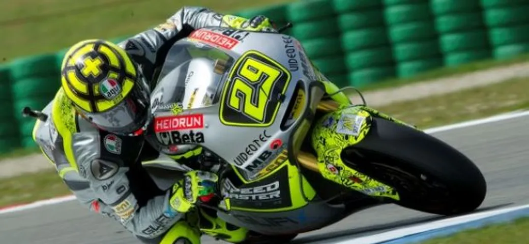 Moto2, Aragon: Andrea Iannone 1° nelle prime libere bagnate