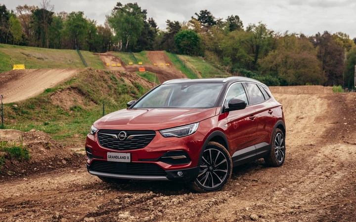 Opel Grandland X Hybrid4: prova off-road del SUV plug-in