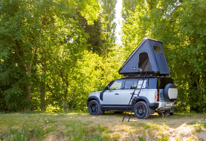 Land Rover Defender: una tenda da tetto per dormire sotto le stelle