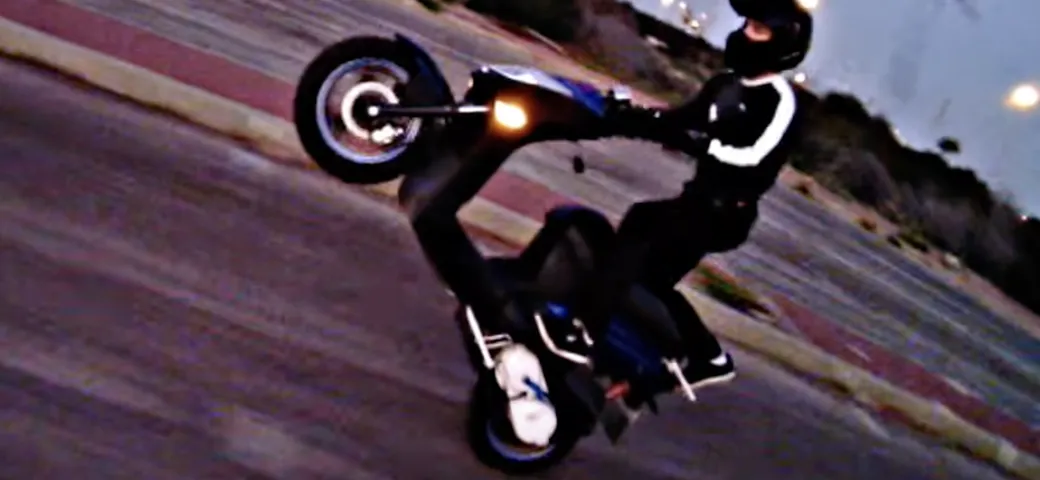 Impennate in sella ad un Kymco Agility 125: il video
