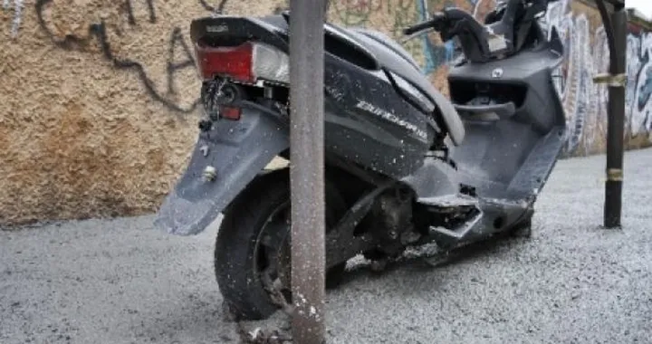 Scooter "prigioniero" di un marciapiede romano
