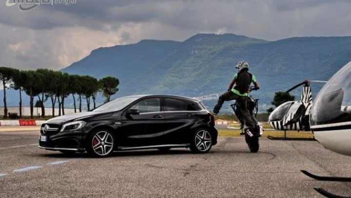 Mercedes A45 AMG: Video prova su strada ed in pista con due moto e un elicottero