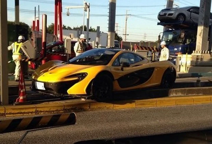 La McLaren P1 va a sbattere contro la struttura del casello
