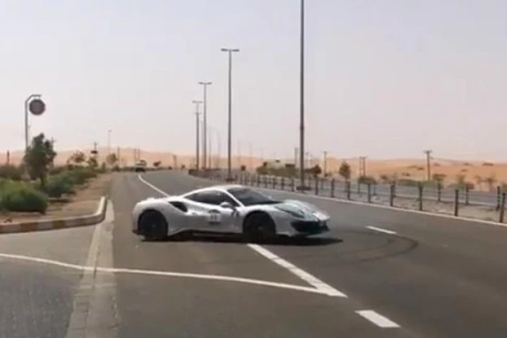 Ferrari 488 Pista: burnout ad Abu Dhabi per Ferrari Cavalcade 2019 [Video]
