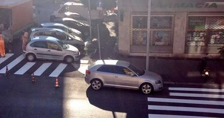 A Roma le strisce pedonali a metà: colpa delle auto in sosta