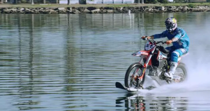 Robbie Maddison "surfa" sull'acqua con la moto da cross [Video]