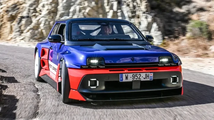 Renault 5 Turbo 3E, caccia agli ultimi esemplari: con gli optional si vola a 400.000 euro