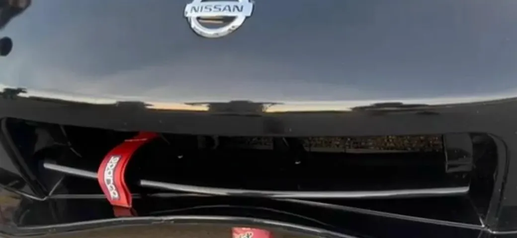 Con la Nissan 370Z non riesce a schiacciare una lattina [Video]