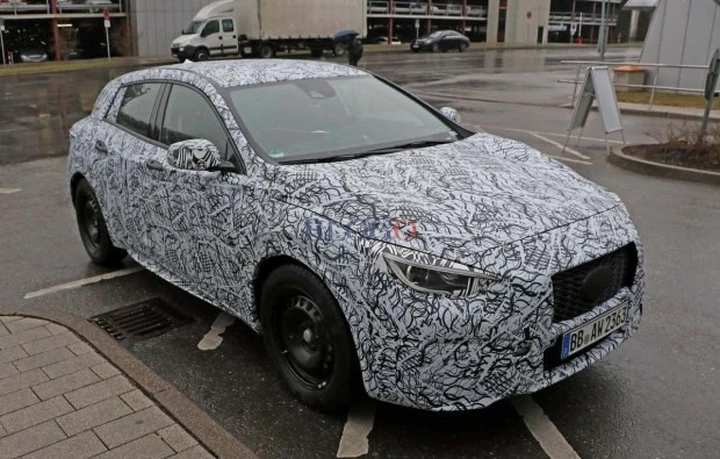 Infiniti Q30: nuove foto spia su strada