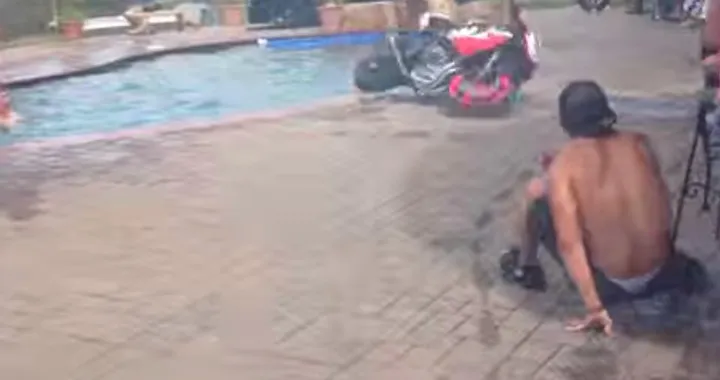 Vuole fare spettacolo con la moto ma finisce in piscina [Video]